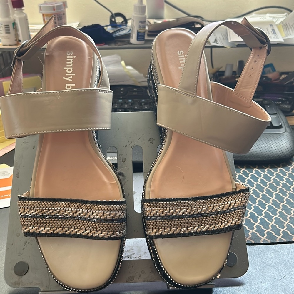 Make An Offer Simple Bee strap sandals 😎